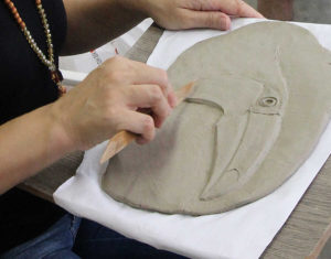 Curso de Escultura e Cerâmica - Modelagem em baixo relevo